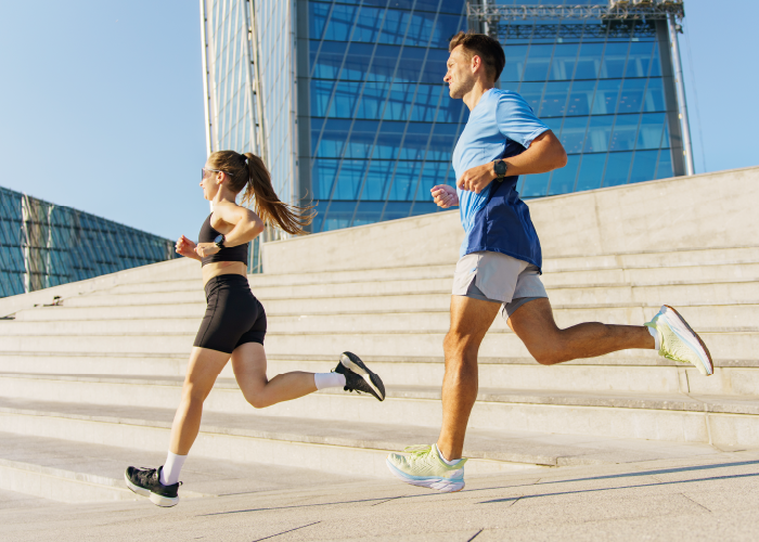 młoda para uprawiająca jogging w mieście